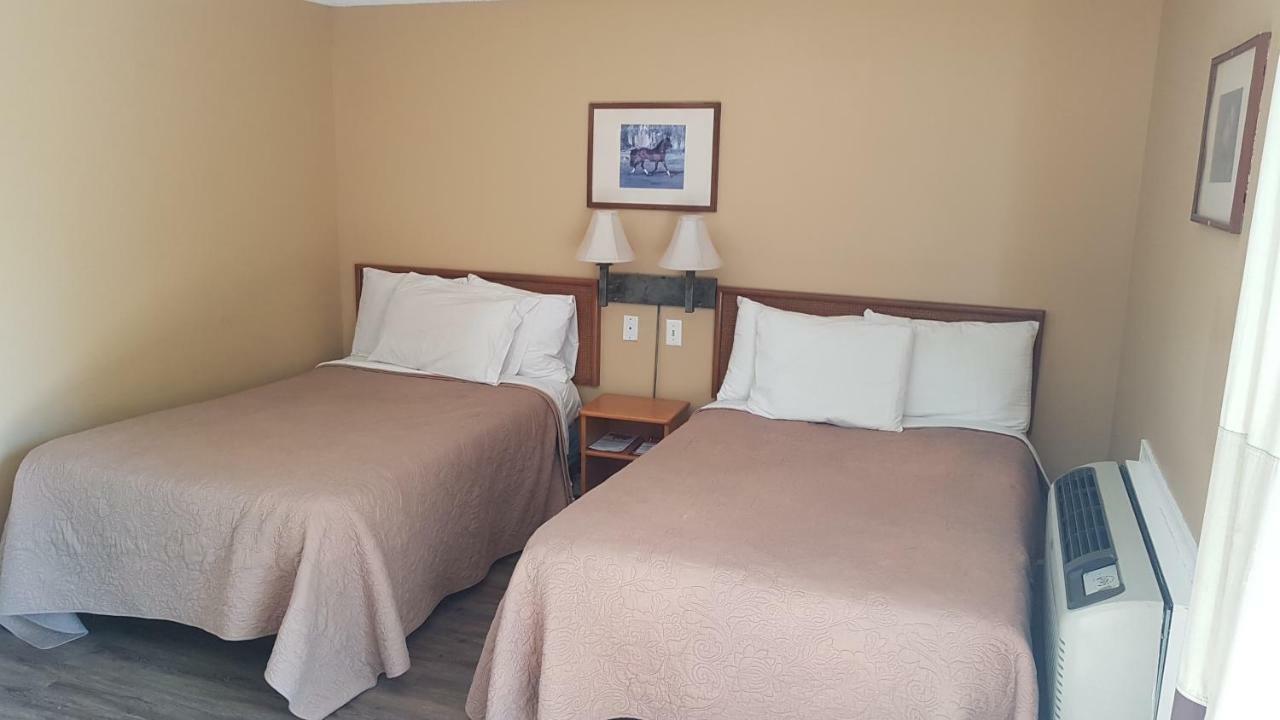 Clothier Mills Inn Kemptville エクステリア 写真